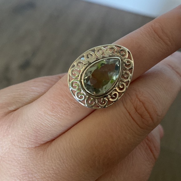 Sterling silver filigree swirl pear shaped pale green stone cocktail ring. 6.5 - Picture 2 of 6